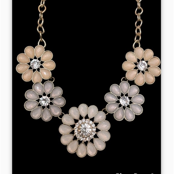Gorgeous gold chain with flowers in whites, and light cream colors, so pretty - Picture 3 of 7